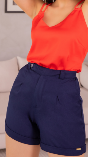 Short cós alto com pregas e barra