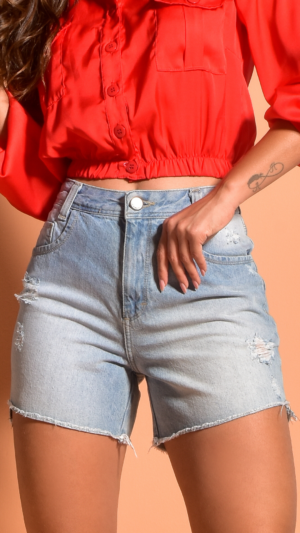 Short jeans com degrau na barra e lavagem clara
