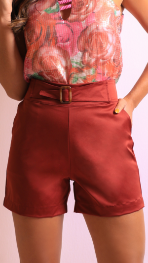 Short com cinto e fivela aplicados